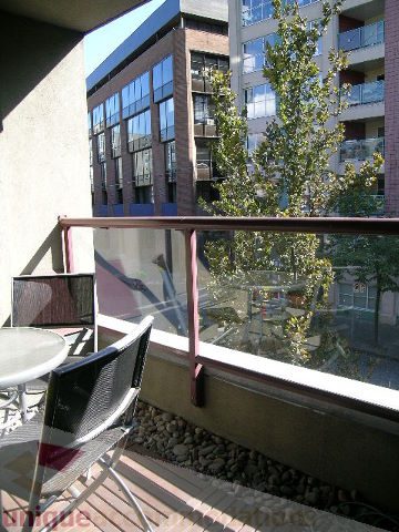 Balcony with outdoor seating and city view. - 137 Alexander Street, Vancouver Downtown