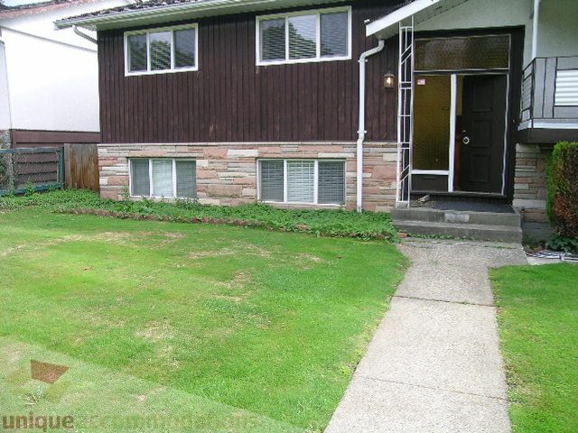 Furnished living room with cozy fireplace and hardwood floors. - 4408 Arbutus Street, Vancouver West Side