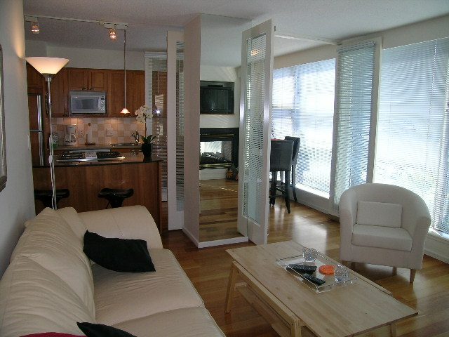Bright living room with hardwood floors and a modern coffee table. - 1102 - 1723 Alberni Street, Vancouver Downtown