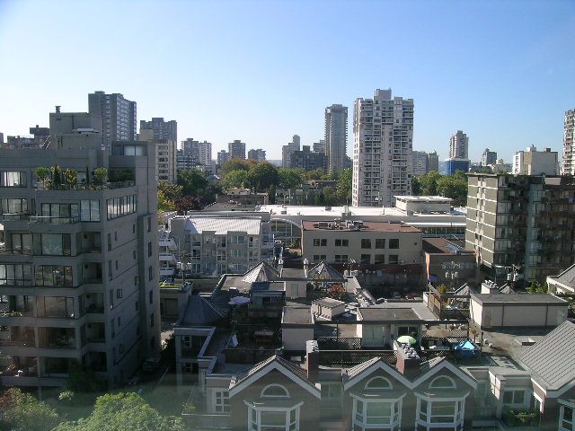 Bright living room with city view and modern decor. - 1102 - 1723 Alberni Street, Vancouver Downtown