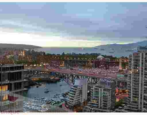 Furnished 3-bedroom + den condo with stunning city view and waterfront access. - 3202 - 1483 Homer Street, Vancouver Downtown