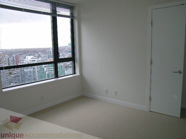 Bright living room with city view and large windows. - 2804-788 Richards Street, Vancouver Downtown