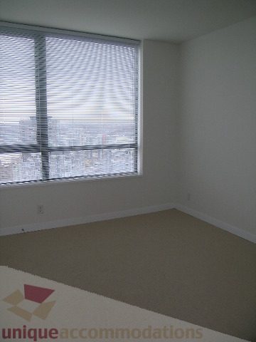Bright den with city view and blinds, neutral walls and carpet. - 2804-788 Richards Street, Vancouver Downtown