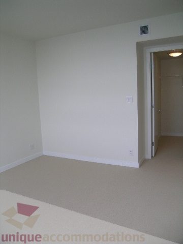 Bright living room with neutral walls and carpeted floor. - 2804-788 Richards Street, Vancouver Downtown
