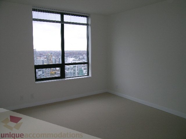 Bright living room with city view and large windows. - 2804-788 Richards Street, Vancouver Downtown