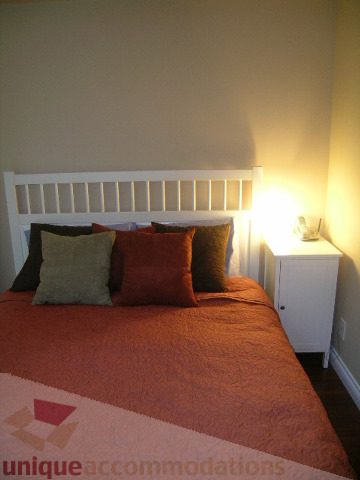 Spacious 1-bedroom + den with cozy bedding and warm lighting. - 1205 - 1331 West Georgia Street, Vancouver Downtown