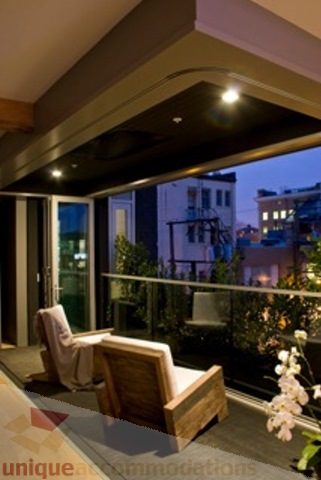 Furnished living room with city view and modern decor. - 30 - 133 Keefer Street, Vancouver Downtown
