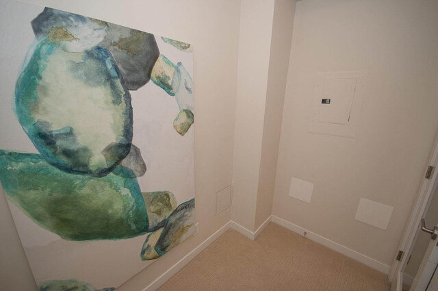 Bright living room with abstract art and carpeted floors. - 903 - 821 Cambie Street, Vancouver Downtown