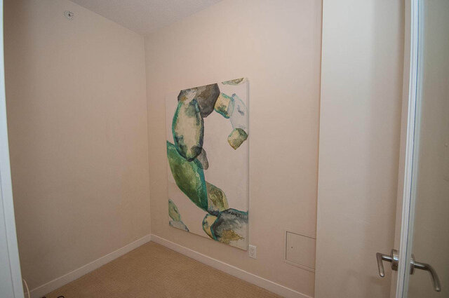 Bright den with abstract art and neutral walls, perfect for a cozy corner. - 903 - 821 Cambie Street, Vancouver Downtown