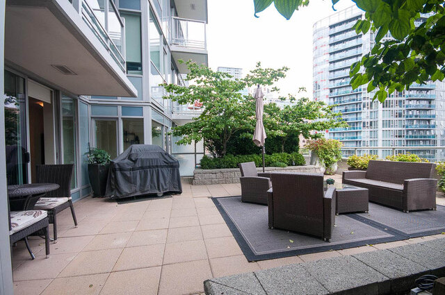 Spacious rooftop patio with modern furniture, city views, and greenery. - 903 - 821 Cambie Street, Vancouver Downtown