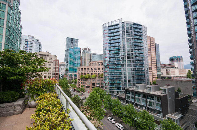 Spacious 1-bedroom + den condo with stunning city views and modern furnishings. - 903 - 821 Cambie Street, Vancouver Downtown