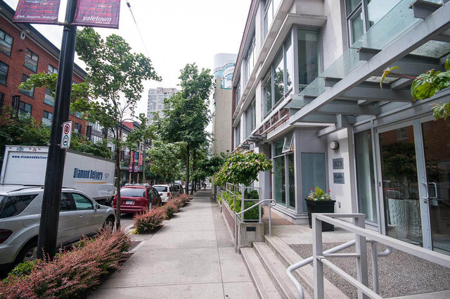 Spacious 1-bedroom + den condo with modern balcony and city views. - 903 - 821 Cambie Street, Vancouver Downtown