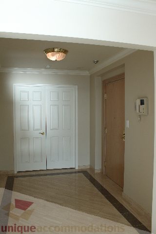 Foyer with white doors and a wooden door leading to another room. - 900 - 1919 Beach Ave, Vancouver Downtown