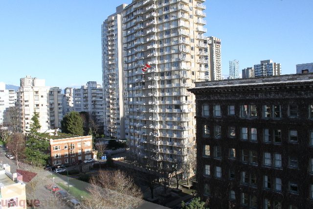 Furnished 3-bedroom + den condo with city view and modern decor. - 900 - 1919 Beach Ave, Vancouver Downtown