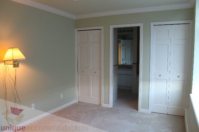 Furnished den with light green walls, white doors, and carpeted floor. - 900 - 1919 Beach Ave, Vancouver Downtown