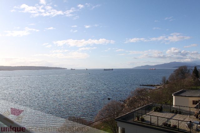 Bright living room with city view and waterfront access. - 900 - 1919 Beach Ave, Vancouver Downtown