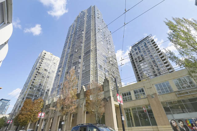 Bright living room with city view and modern furnishings. - PH6  2806 - 950 Cambie Street, Vancouver Downtown