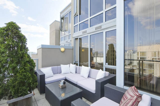 Furnished living room with city view and modern furniture. - PH6  2806 - 950 Cambie Street, Vancouver Downtown