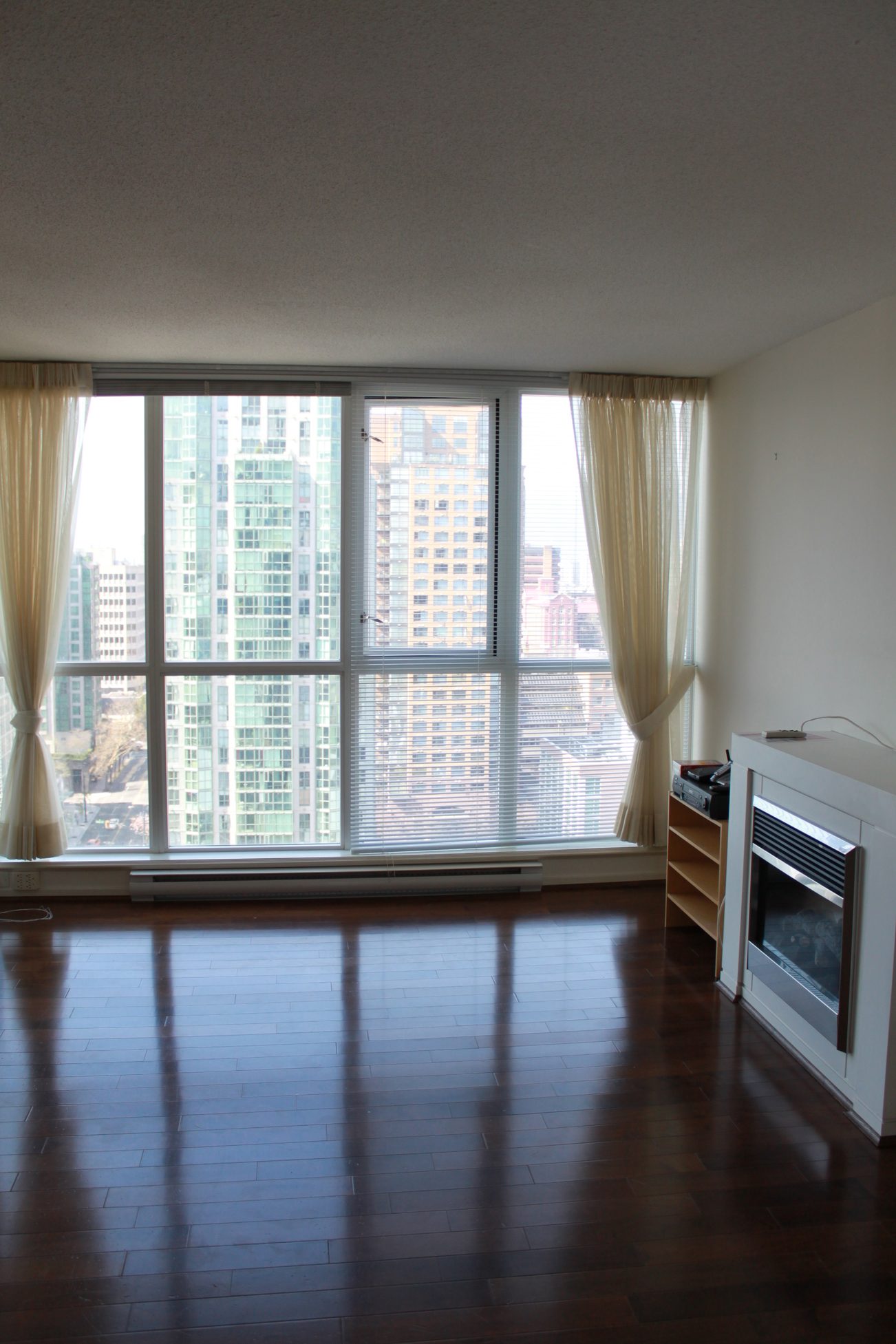 Bright living room with hardwood floors and city view. - 2001 - 1199 Seymour, Vancouver Downtown