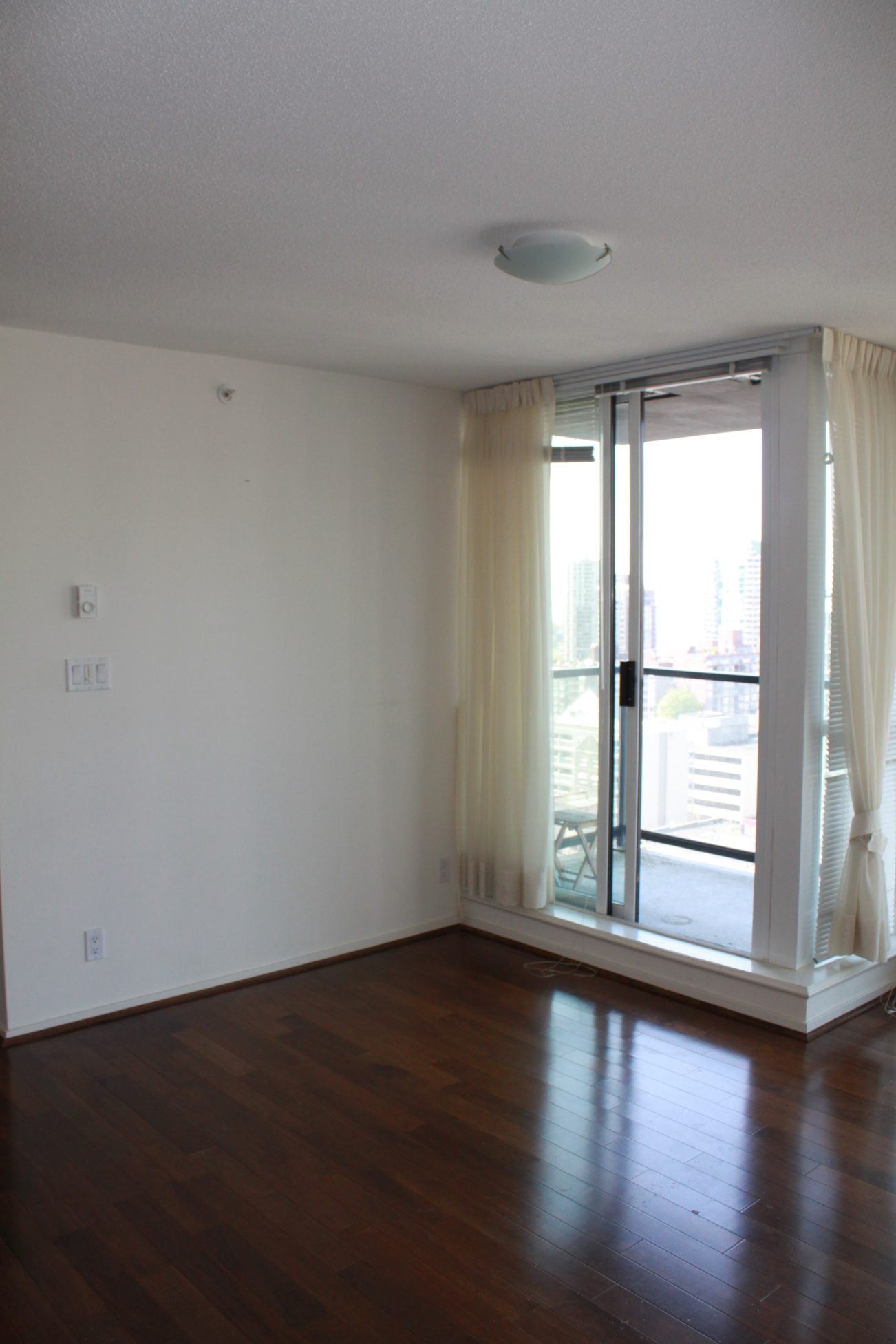 Bright living room with hardwood floors and city view. - 2001 - 1199 Seymour, Vancouver Downtown