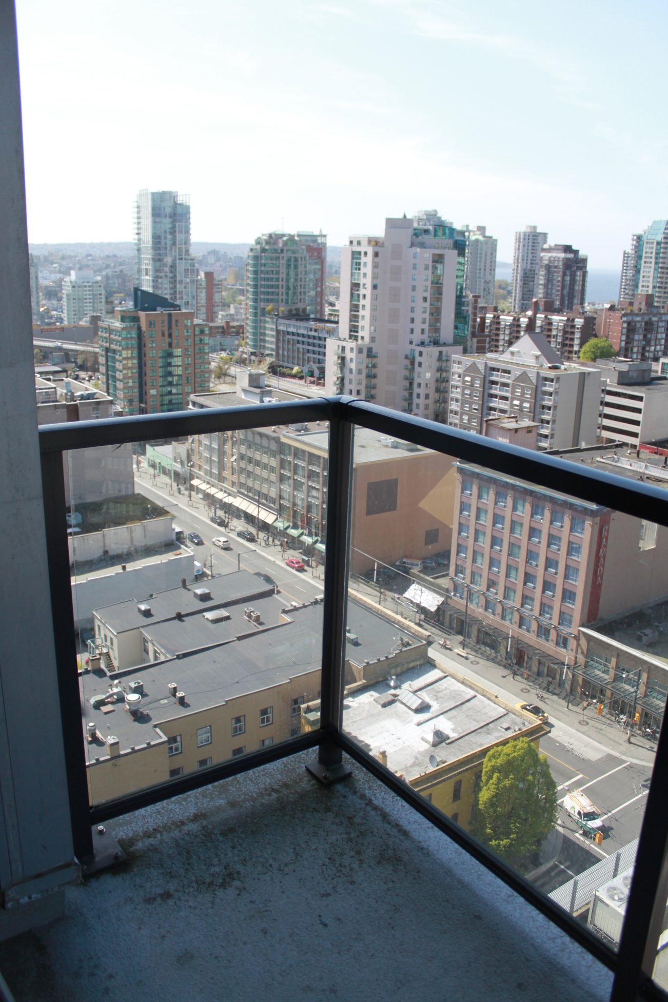 Bright balcony with city view and modern buildings. - 2001 - 1199 Seymour, Vancouver Downtown