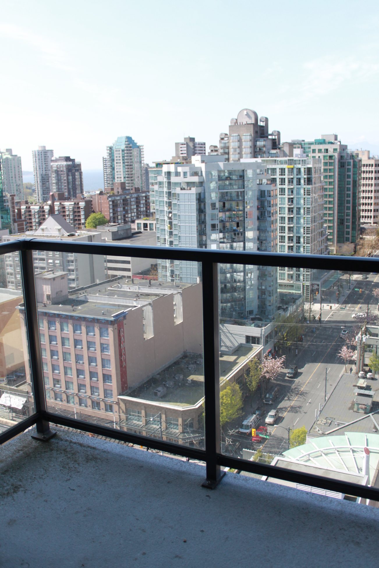 Balcony with city view and modern architecture. - 2001 - 1199 Seymour, Vancouver Downtown