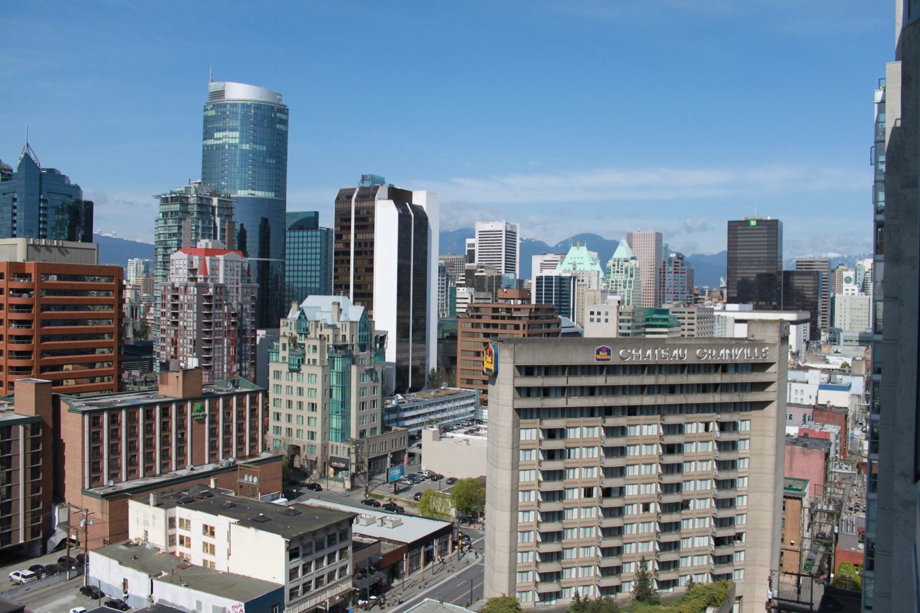 Bright living room with city view and modern furnishings. - 2001 - 1199 Seymour, Vancouver Downtown