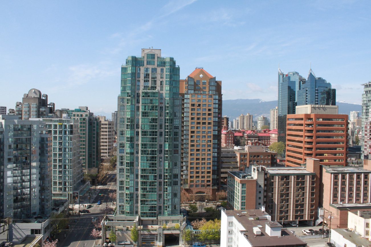 Bright living room with stunning city view and modern furnishings. - 2001 - 1199 Seymour, Vancouver Downtown
