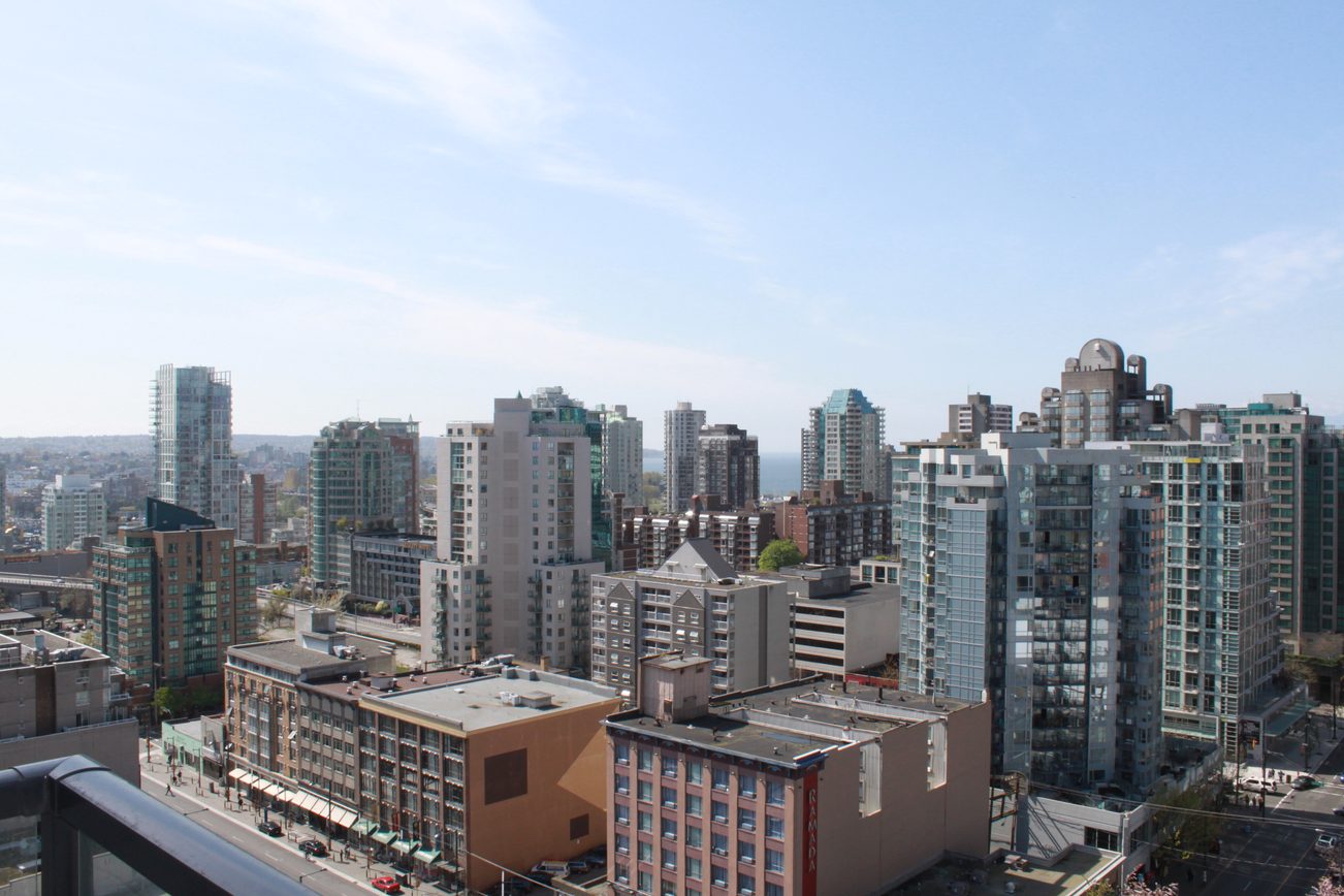Bright living room with stunning city view and modern furnishings. - 2001 - 1199 Seymour, Vancouver Downtown