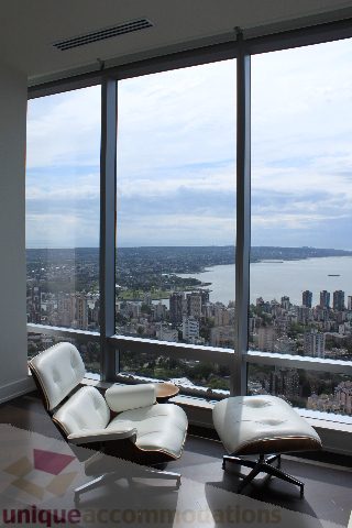 Bright living room with city view and modern furniture. - 6002 - 1128 West Georgia, Vancouver Downtown