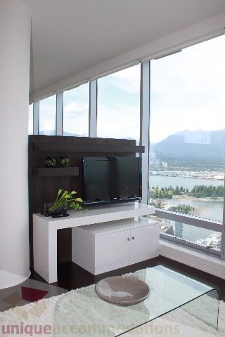 Bright living room with city view and modern furniture. - 6002 - 1128 West Georgia, Vancouver Downtown