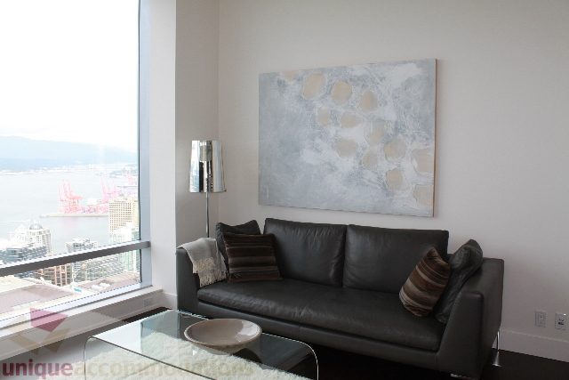 Bright living room with city view and modern abstract art. - 6002 - 1128 West Georgia, Vancouver Downtown