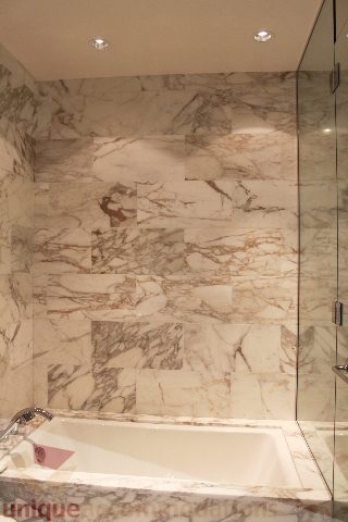 Bathroom with marble walls and bathtub. - 6002 - 1128 West Georgia, Vancouver Downtown
