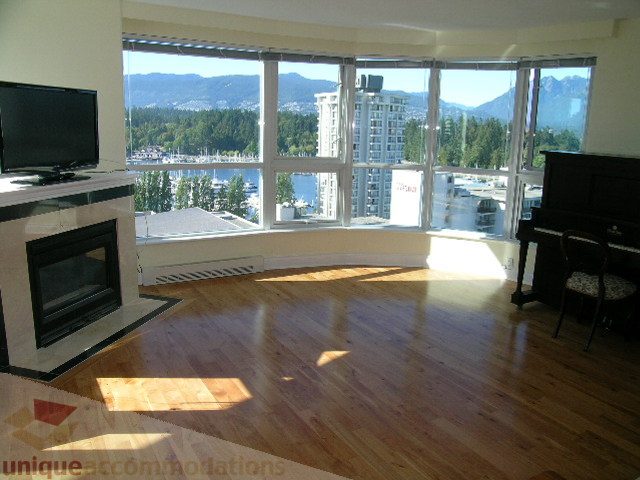 Bright living room with hardwood floors, city view, and modern furnishings. - 1602 - 560 Cardero, Vancouver Downtown