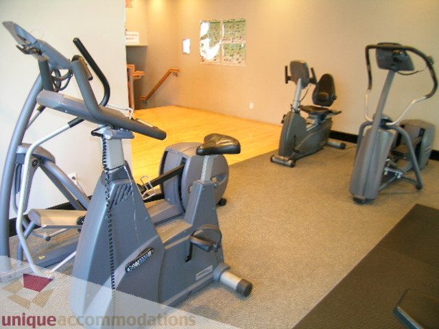 Bright fitness room with cardio machines and hardwood floors. - 1602 - 560 Cardero, Vancouver Downtown