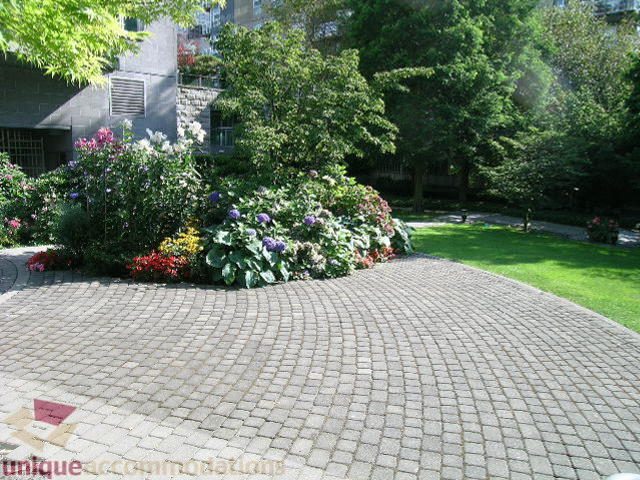 Furnished patio with brick paving and lush greenery, perfect for relaxation. - 1602 - 560 Cardero, Vancouver Downtown