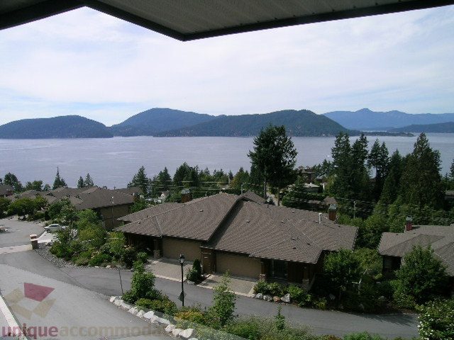 Spacious 4-bedroom + den townhouse with stunning ocean view and lush greenery. - 8601 Seascape Place, West Vancouver