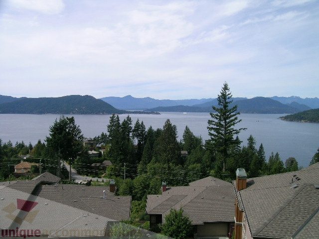 Spacious 4-bedroom + den townhouse with stunning mountain and water views, perfect for relaxation. - 8601 Seascape Place, West Vancouver