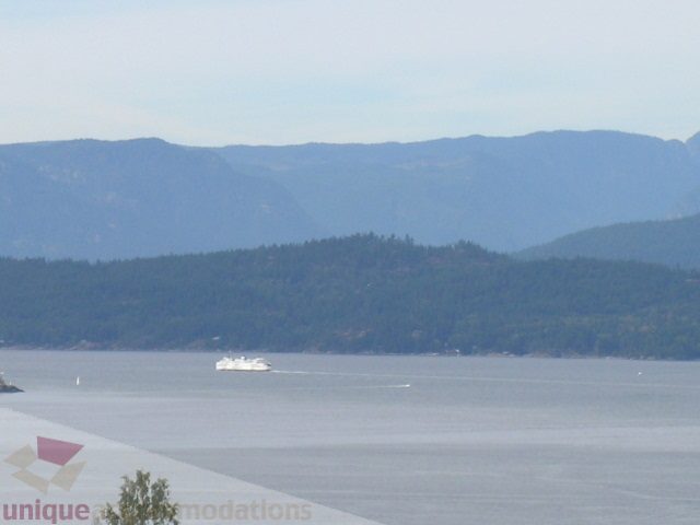 Furnished 4-bedroom + den townhouse with a stunning view of the sea and mountains. - 8601 Seascape Place, West Vancouver