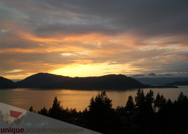 Spacious 4-bedroom + den townhouse with stunning views of the sea and mountains, perfect for relaxation and nature lovers.