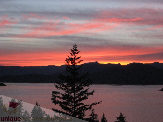 Spacious 4-bedroom + den townhouse with stunning views of the sunset over the sea. - 8601 Seascape Place, West Vancouver