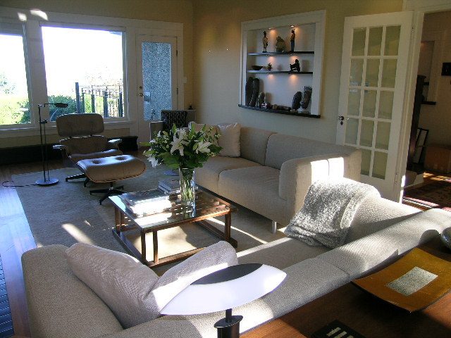 Bright living room with modern furniture, large windows, and hardwood floors. - 4663 Bellevue Drive, Vancouver West Side