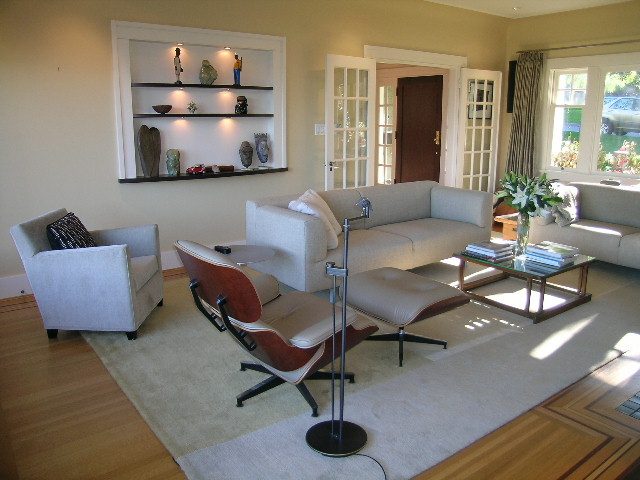 Bright living room with modern furniture, hardwood floors, and a large window. - 4663 Bellevue Drive, Vancouver West Side