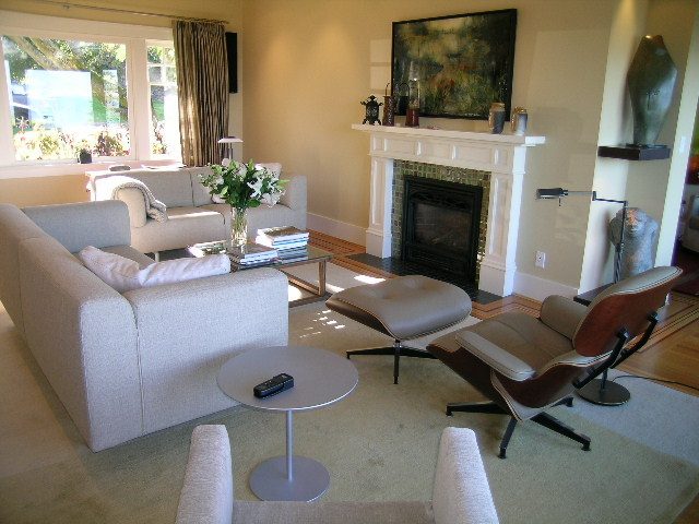 Spacious living room with modern furniture, fireplace, and large windows. - 4663 Bellevue Drive, Vancouver West Side