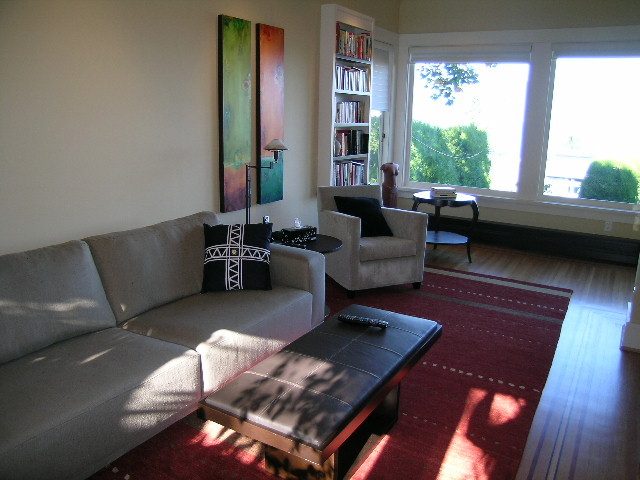 Bright living room with large windows, red rug, and modern furniture. - 4663 Bellevue Drive, Vancouver West Side