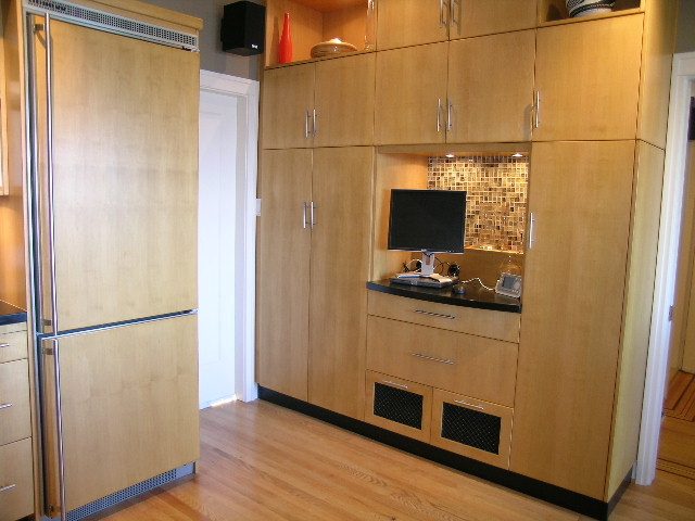 Bright kitchen with light wood cabinets, black countertops, and hardwood floors. - 4663 Bellevue Drive, Vancouver West Side