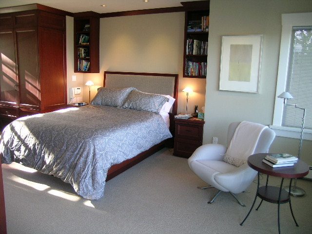 Spacious bedroom with large bed, built-in bookshelves, and modern furniture. - 4663 Bellevue Drive, Vancouver West Side