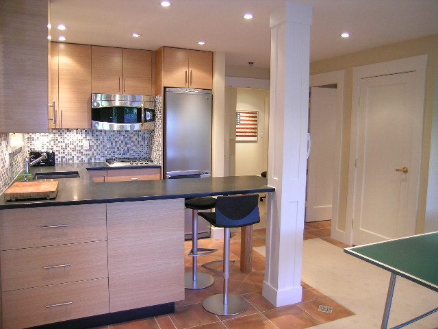 Bright kitchen with modern appliances, granite countertops, and hardwood floors. - 4663 Bellevue Drive, Vancouver West Side