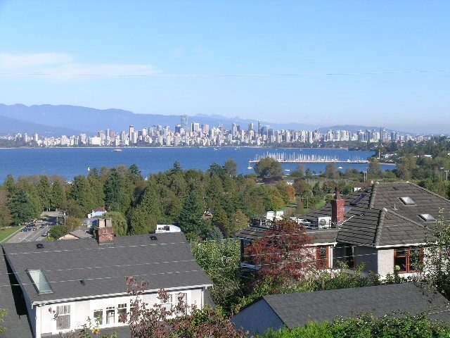 Bright living room with city view and waterfront access. - 4663 Bellevue Drive, Vancouver West Side