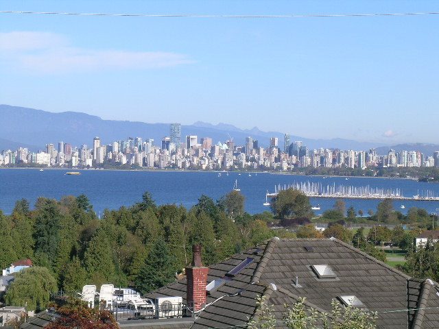 Furnished 6-bedroom house with stunning city view and rooftop deck. - 4663 Bellevue Drive, Vancouver West Side